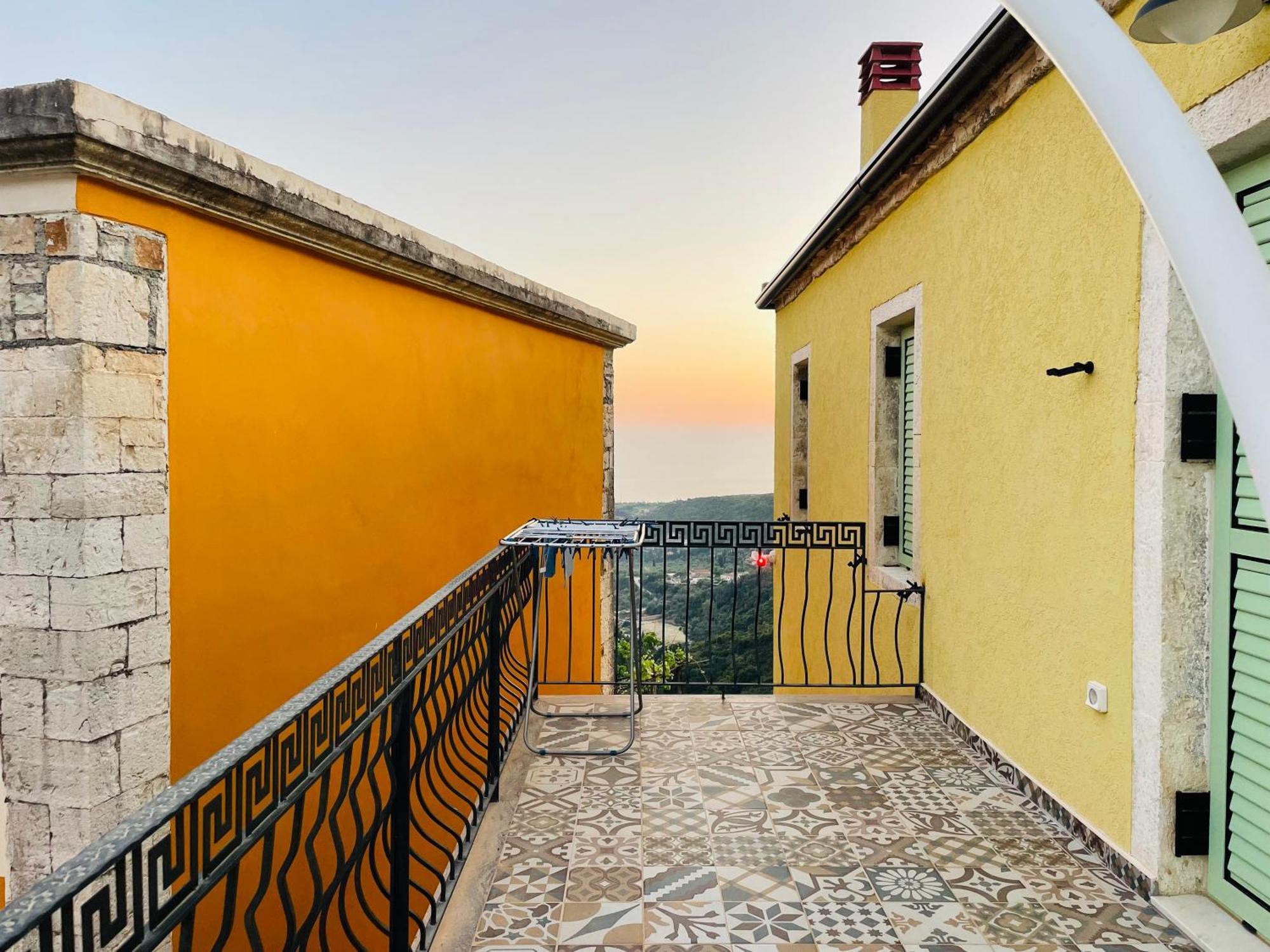 Guesthouse Near The Castle Of Himarë Dış mekan fotoğraf