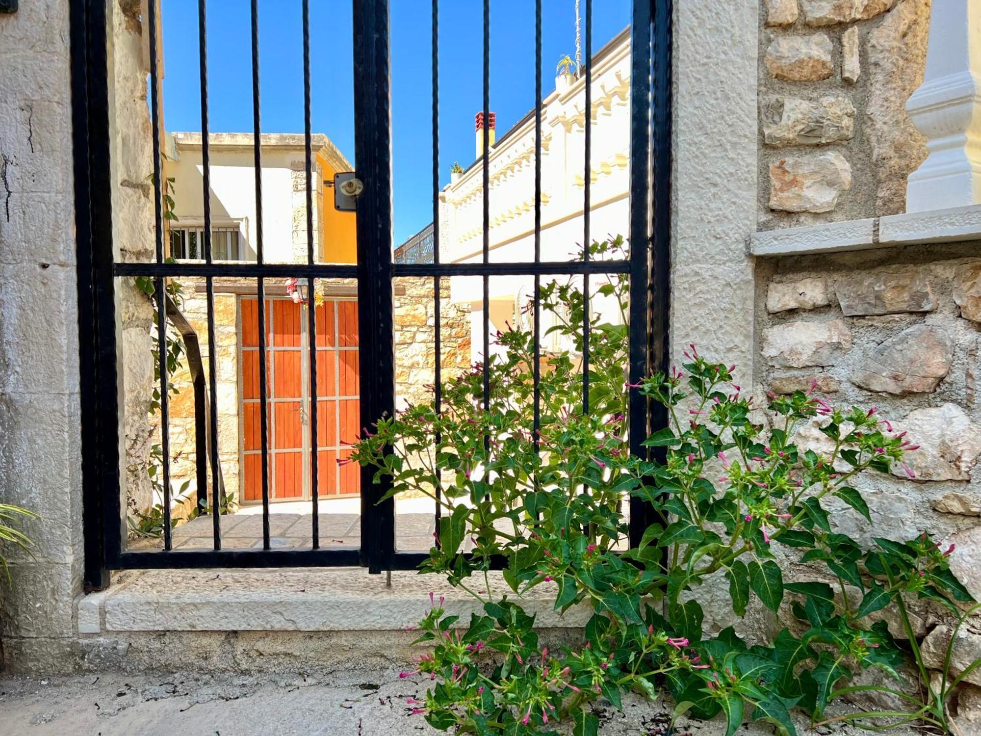 Guesthouse Near The Castle Of Himarë Dış mekan fotoğraf